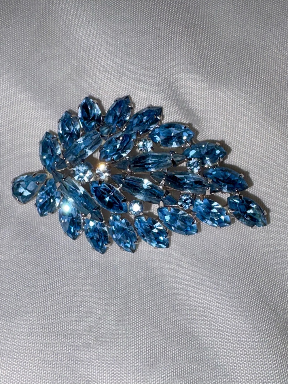 Vintage WEISS Blue Rhinestone Floral Spray Brooch Signed 1950s - Picture 4 of 6